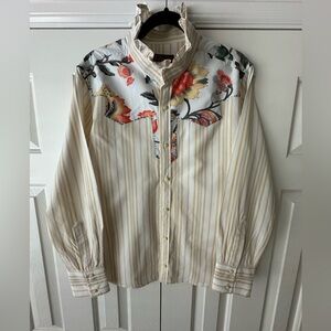 7 Diamonds, Floral Western Blouse, With Ruffled Collar.
Sz L
Very Good Condition